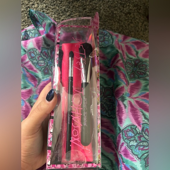 Betsey Johnson 4 PC Cosmetic Brush Kit With Storage Case - Picture 4 of 6